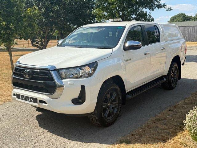 Toyota HILUX Pickup White #2
