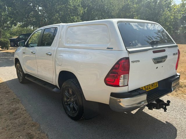 Toyota HILUX Pickup White #4