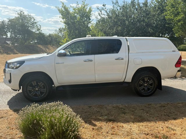 Toyota HILUX Pickup White #3