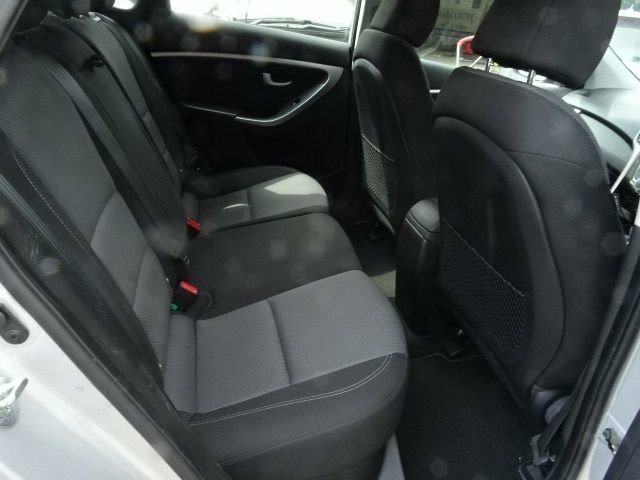 Hyundai I30 1.6 Crdi Red #9