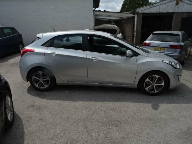 Hyundai I30 1.6 Crdi Red #8