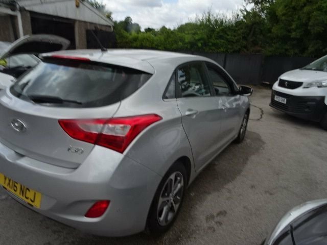 Hyundai I30 1.6 Crdi Red #14