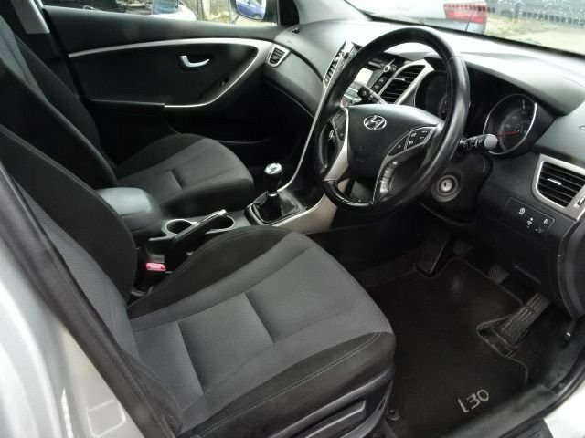 Hyundai I30 1.6 Crdi Red #10