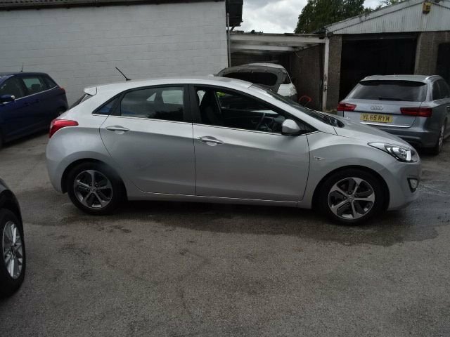 Hyundai I30 1.6 Crdi Red #15