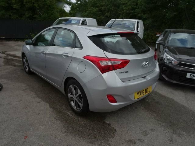 Hyundai I30 1.6 Crdi Red #13
