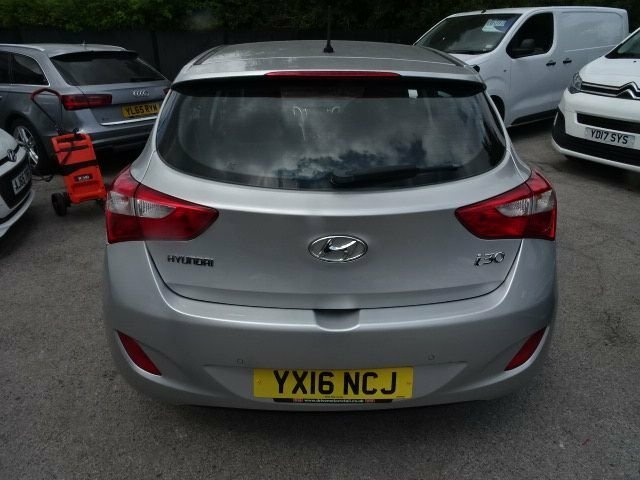 Hyundai I30 1.6 Crdi Red #7