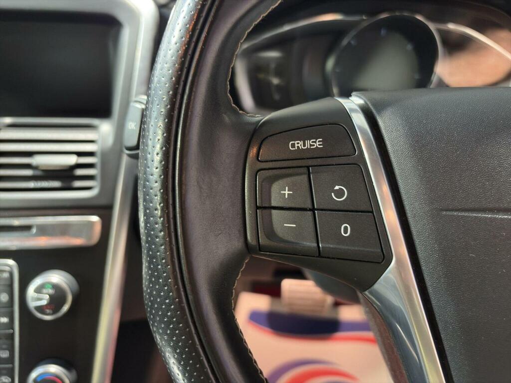 Volvo XC60 D5 R-design Lux Nav White #41