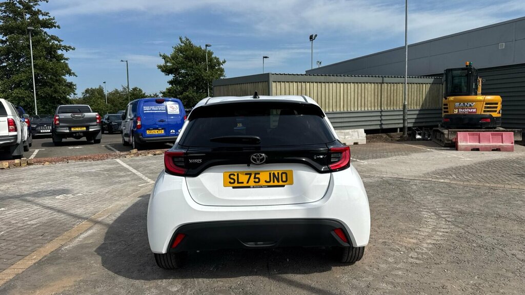 Toyota Yaris 1.5 Vvt-h Design E-cvt Euro 6 Ss SL75JNO White #6