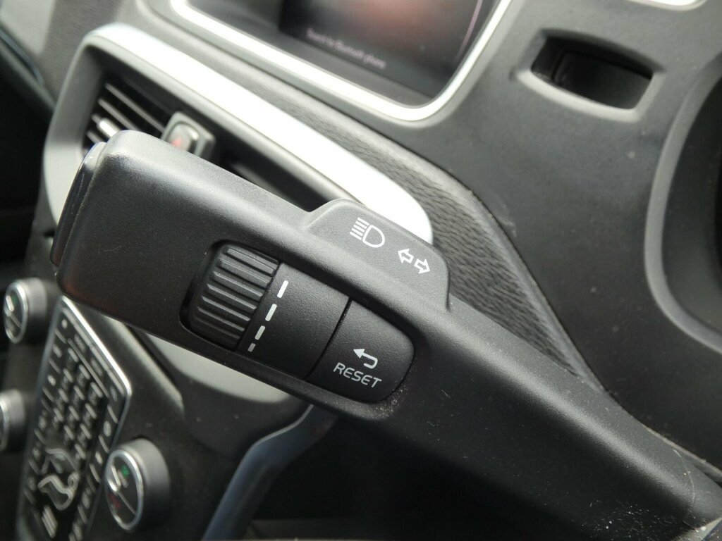 Volvo V40 T2 R-design Rear Park Assist, 17 Ixion A Red #28