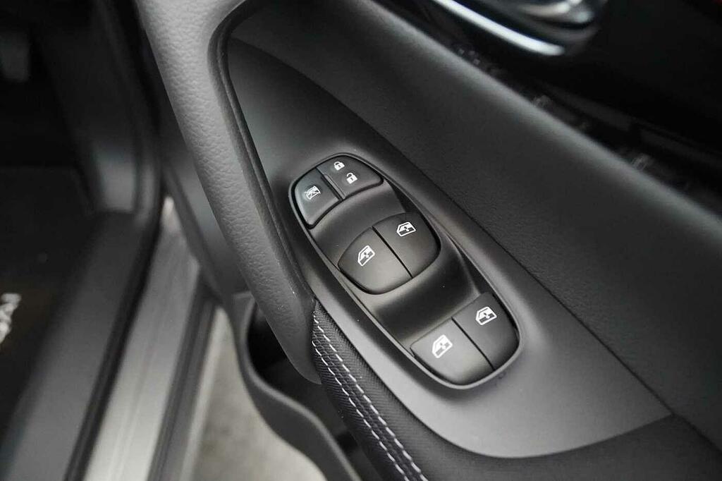 Nissan Qashqai 1.3 Dig-t N-connecta Black #30