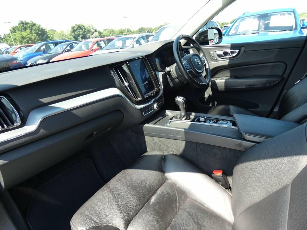 Volvo XC60 2.0 D4 Momentum Pro Awd Euro 6 Ss Black #2