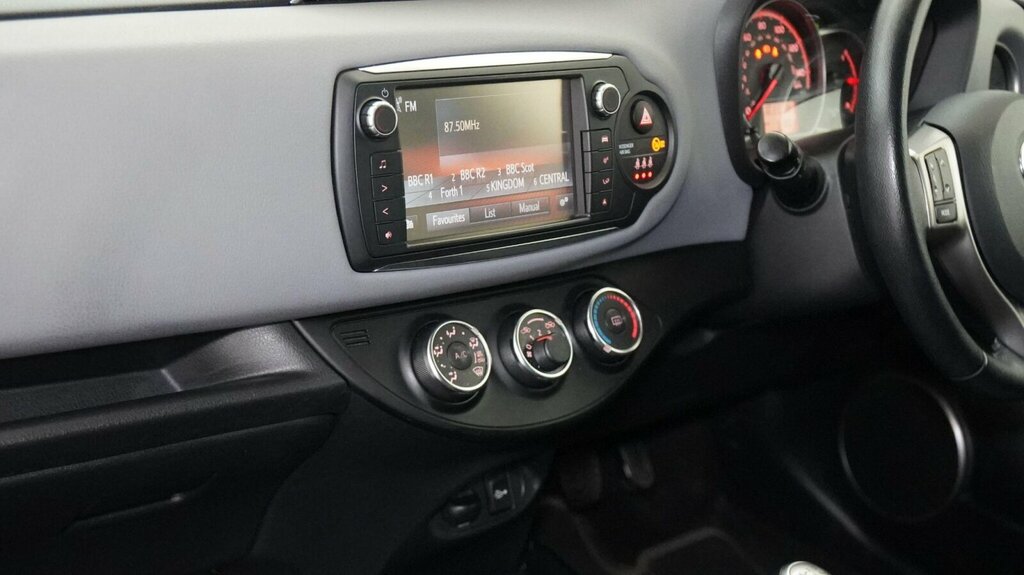 Toyota Yaris Yaris Bi-tone Hybrid Vvt-i Cvt Red #28