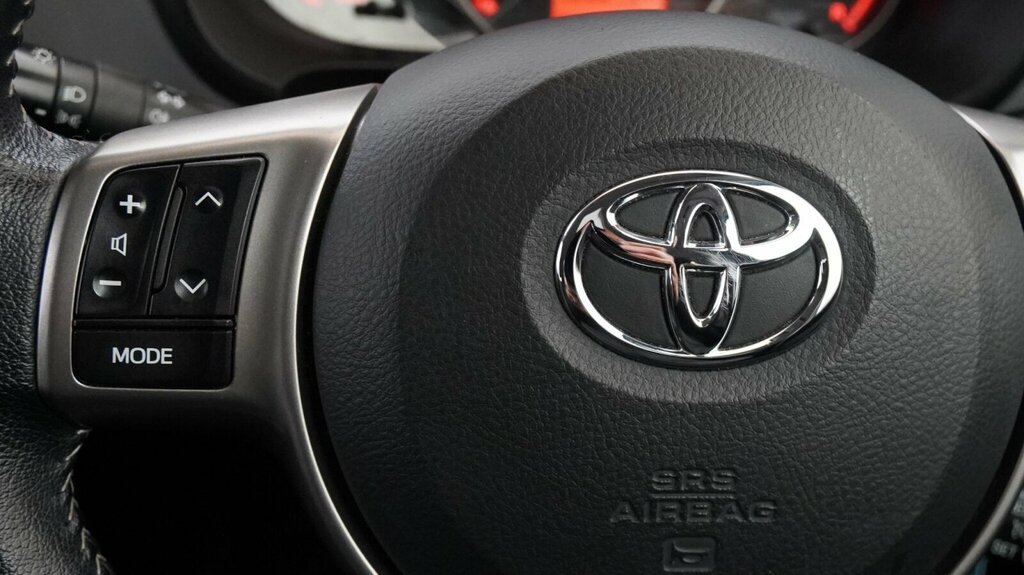 Toyota Yaris Yaris Bi-tone Hybrid Vvt-i Cvt Red #37