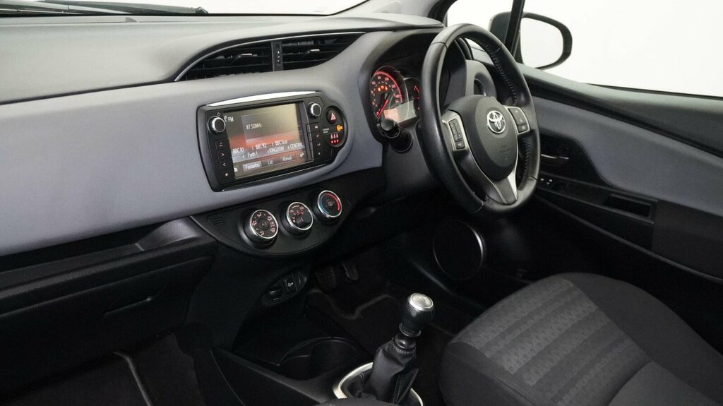 Toyota Yaris Yaris Bi-tone Hybrid Vvt-i Cvt Red #13