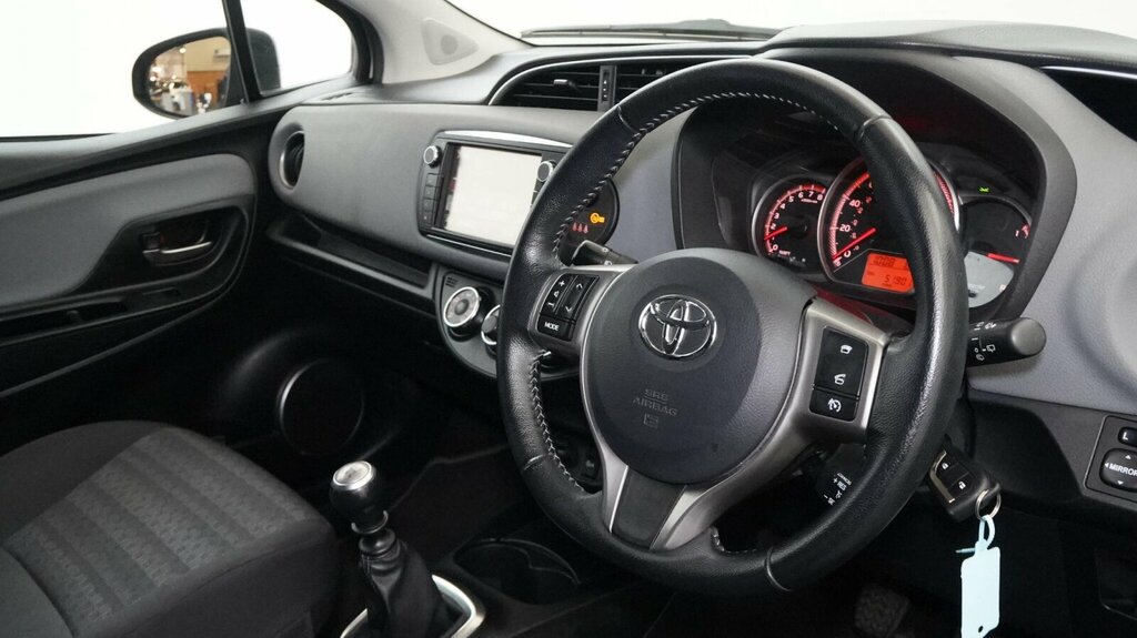 Toyota Yaris Yaris Bi-tone Hybrid Vvt-i Cvt Red #35