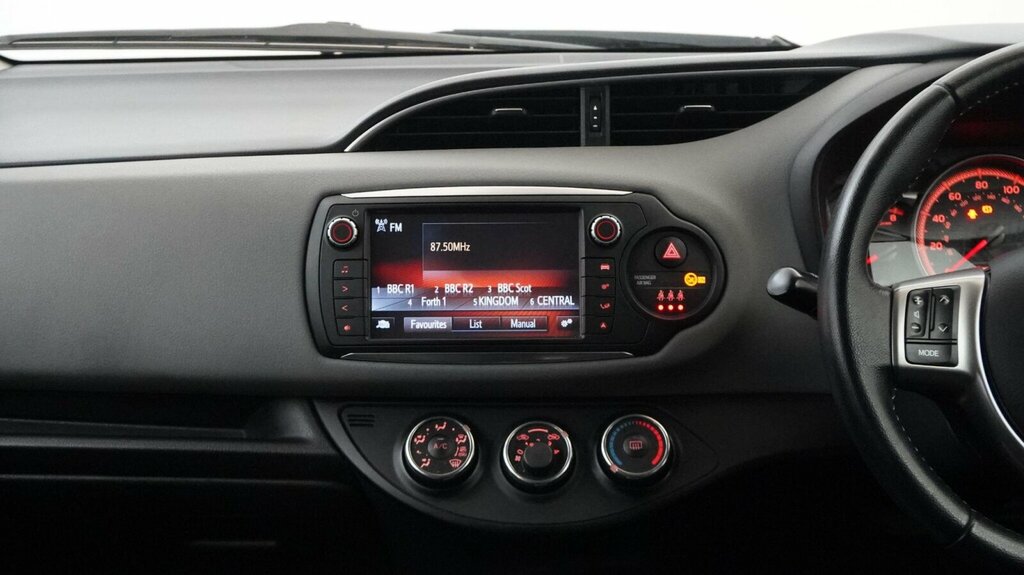 Toyota Yaris Yaris Bi-tone Hybrid Vvt-i Cvt Red #27