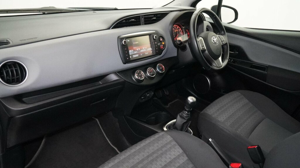 Toyota Yaris Yaris Bi-tone Hybrid Vvt-i Cvt Red #12