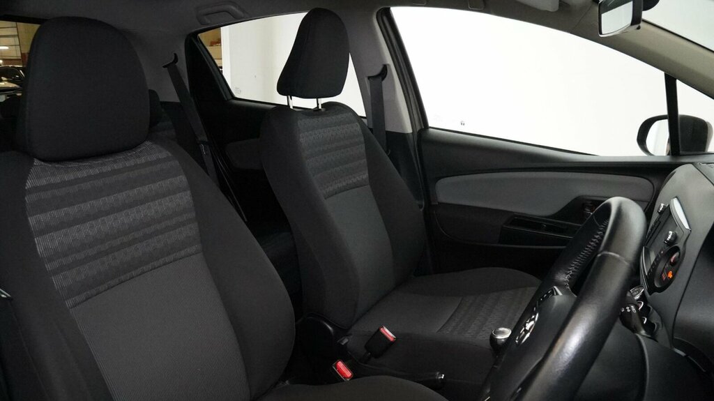 Toyota Yaris Yaris Bi-tone Hybrid Vvt-i Cvt Red #14