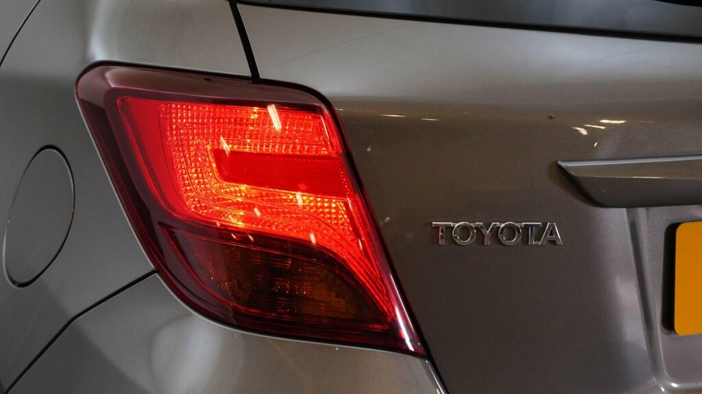 Toyota Yaris Yaris Bi-tone Hybrid Vvt-i Cvt Red #33