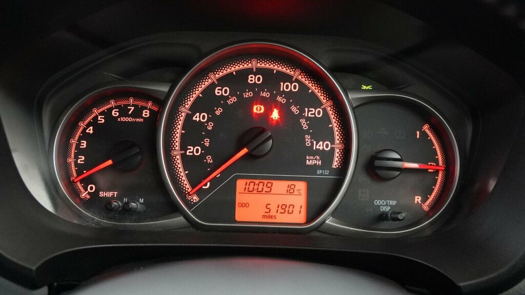 Toyota Yaris Yaris Bi-tone Hybrid Vvt-i Cvt Red #29