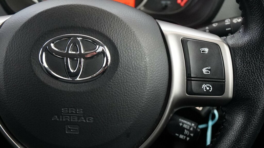 Toyota Yaris Yaris Bi-tone Hybrid Vvt-i Cvt Red #36