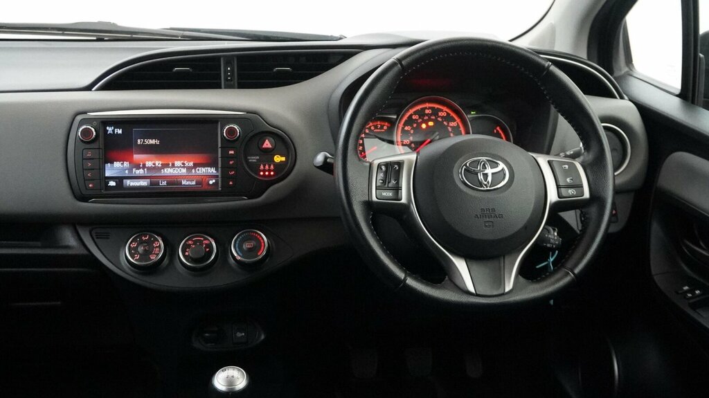 Toyota Yaris Yaris Bi-tone Hybrid Vvt-i Cvt Red #10