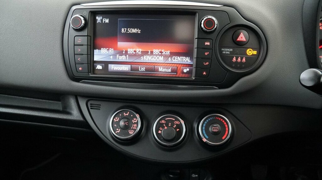 Toyota Yaris Yaris Bi-tone Hybrid Vvt-i Cvt Red #25