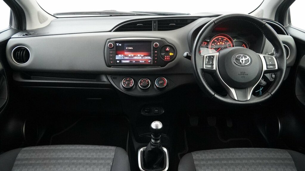 Toyota Yaris Yaris Bi-tone Hybrid Vvt-i Cvt Red #9
