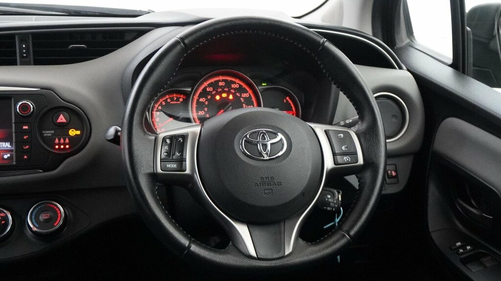 Toyota Yaris Yaris Bi-tone Hybrid Vvt-i Cvt Red #31