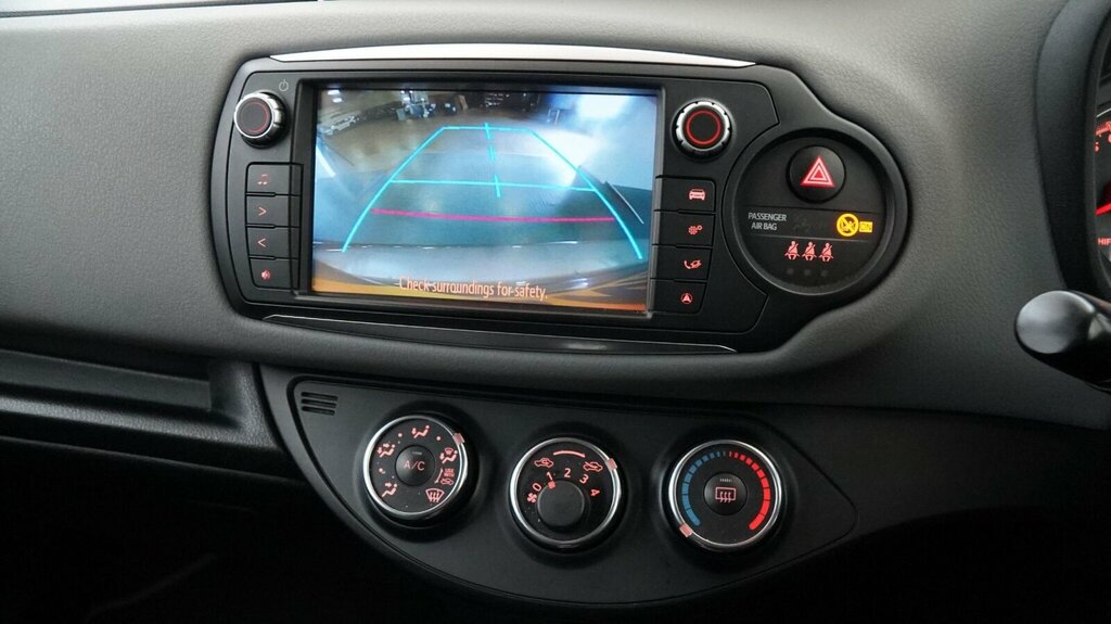 Toyota Yaris Yaris Bi-tone Hybrid Vvt-i Cvt Red #26