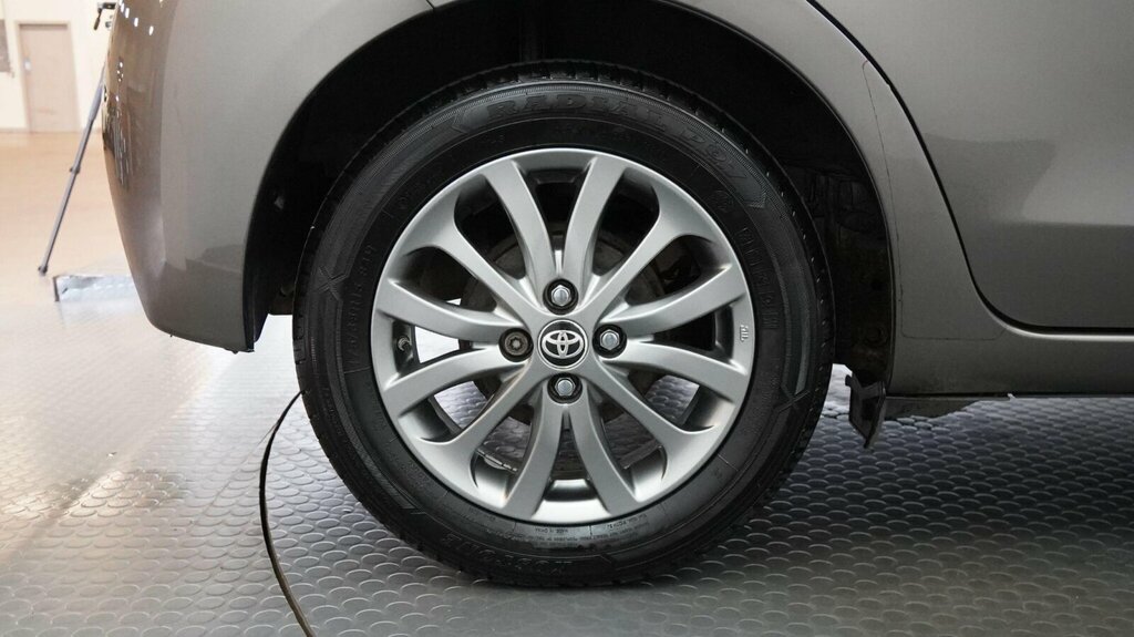 Toyota Yaris Yaris Bi-tone Hybrid Vvt-i Cvt Red #24