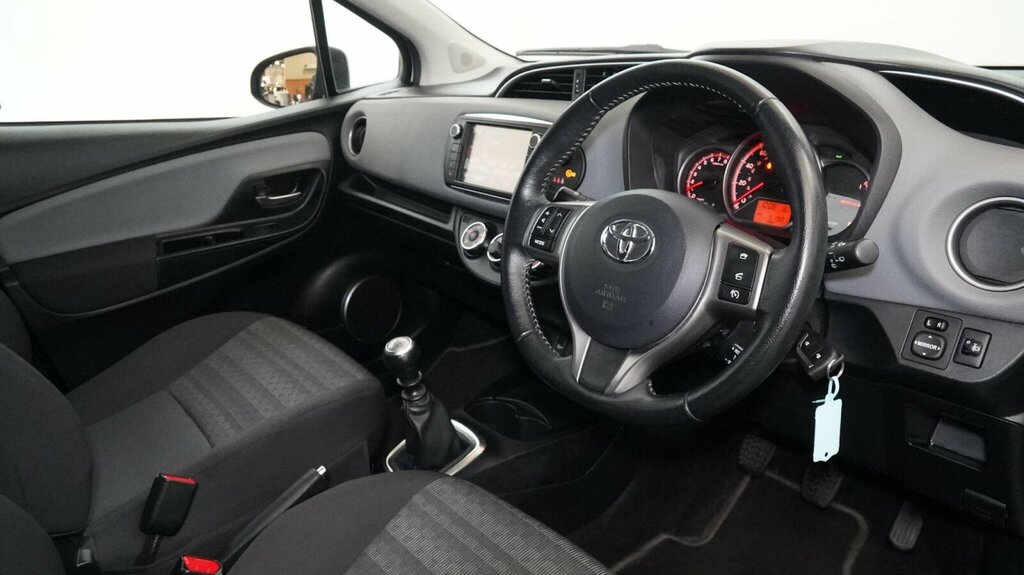 Toyota Yaris Yaris Bi-tone Hybrid Vvt-i Cvt Red #8
