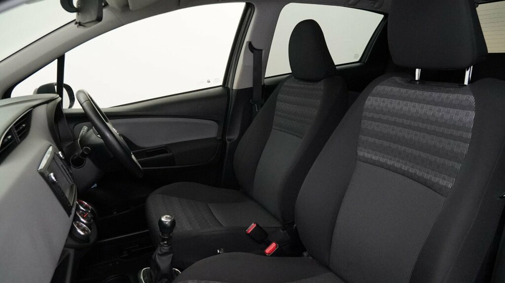 Toyota Yaris Yaris Bi-tone Hybrid Vvt-i Cvt Red #15