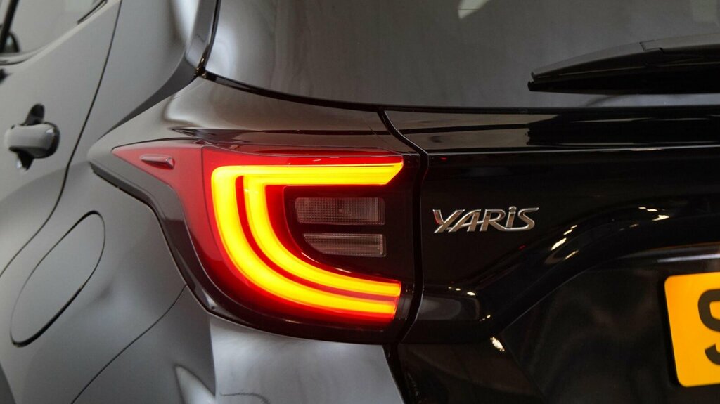 Toyota Yaris 1.5 Hybrid Gr Sport Cvt Estate White #35
