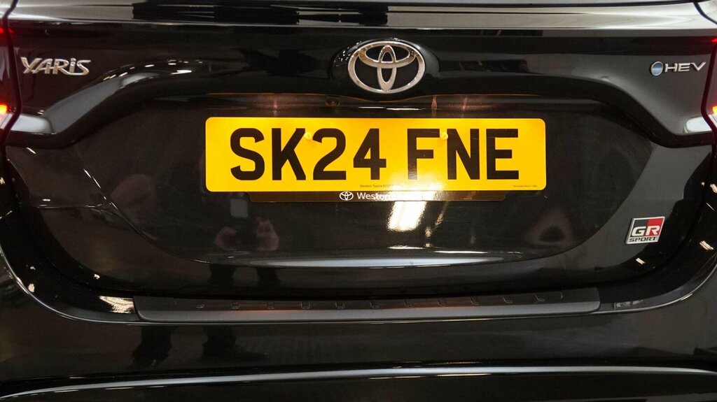 Toyota Yaris 1.5 Hybrid Gr Sport Cvt Estate White #38