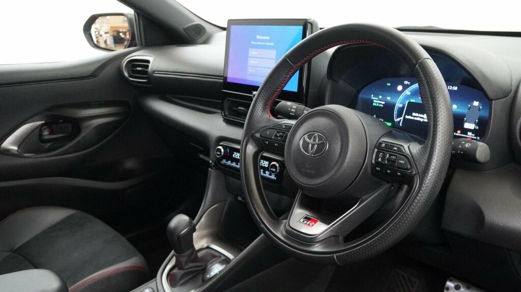Toyota Yaris 1.5 Hybrid Gr Sport Cvt Estate White #39