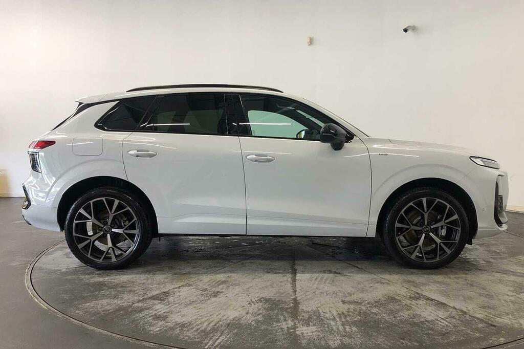 Audi Q3 Suv Edition 1 E-hybrid 272 Ps S Tronic White #4