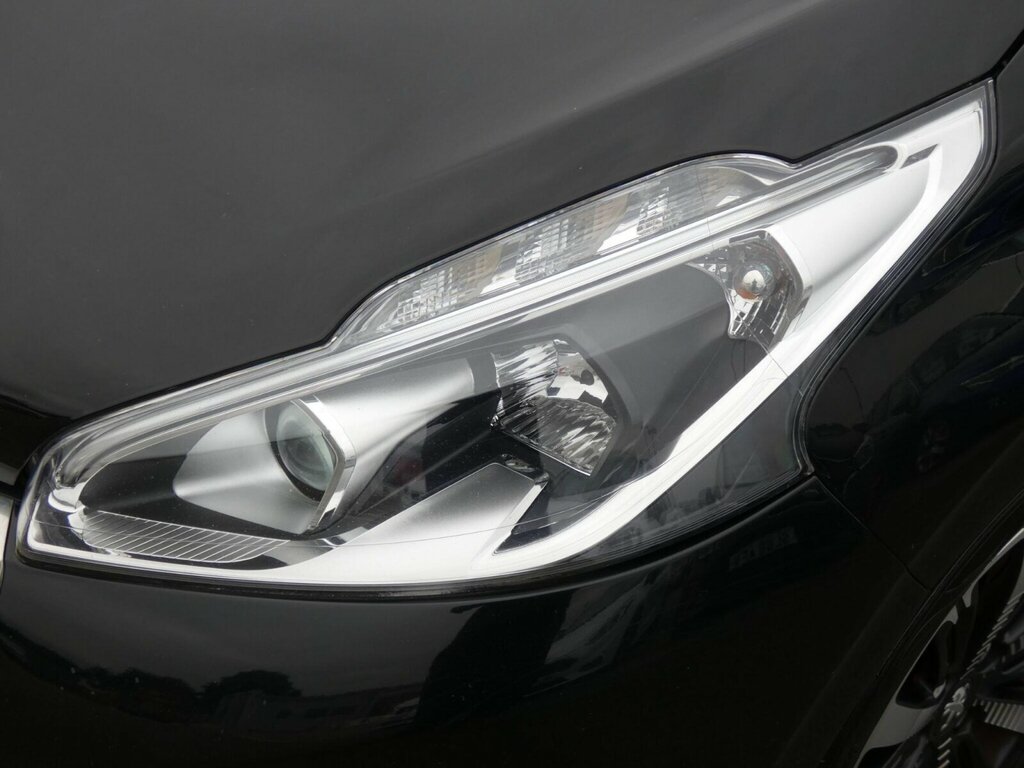 Peugeot 208 Black #38