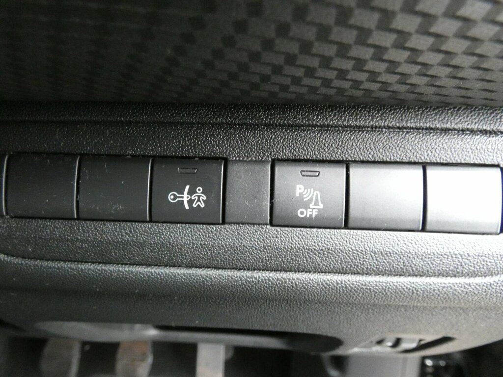 Peugeot 208 Black #17