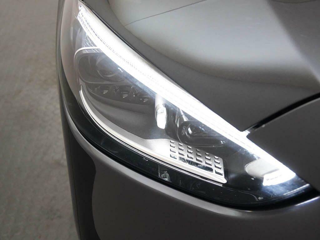 Mercedes-Benz C Class Saloon White #36