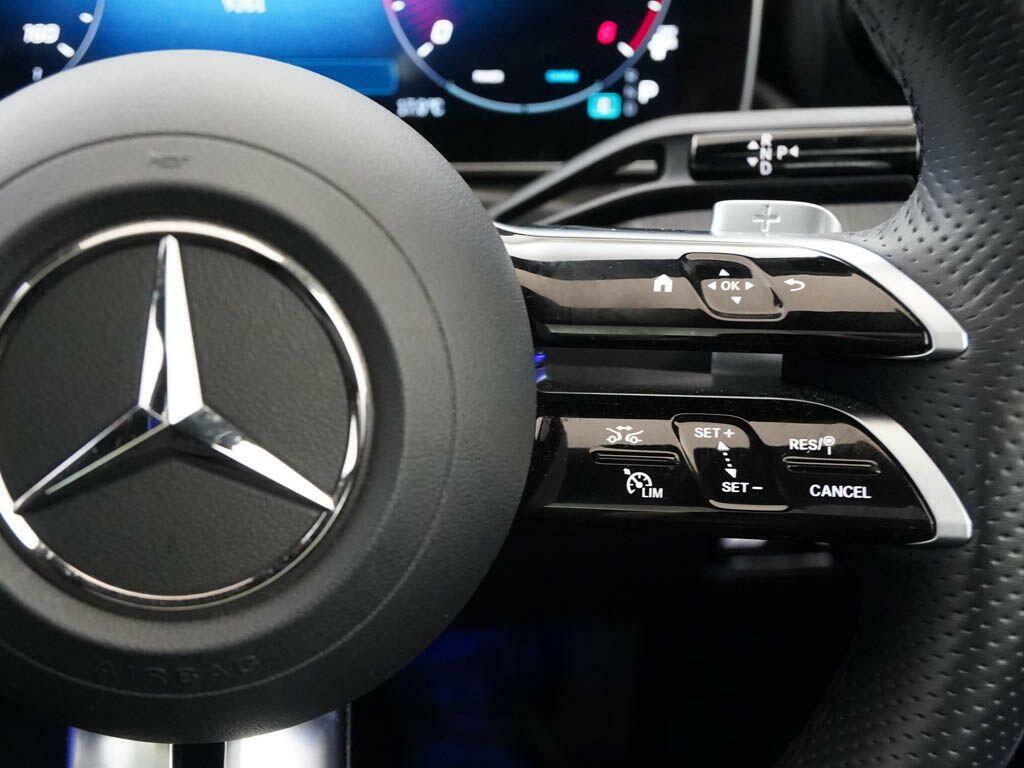 Mercedes-Benz C Class Saloon White #30