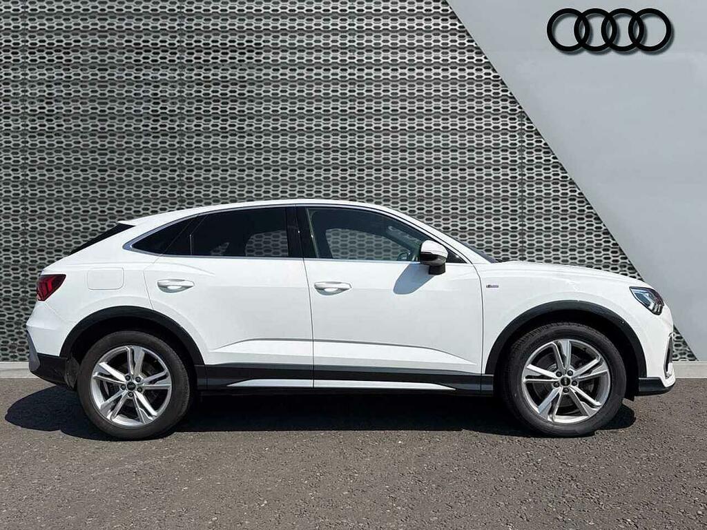 Audi Q3 Sport Black #4
