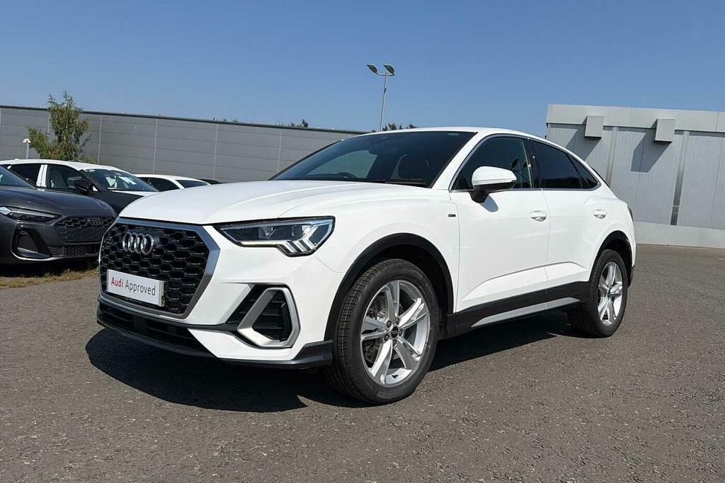 Audi Q3 Sport Black #13