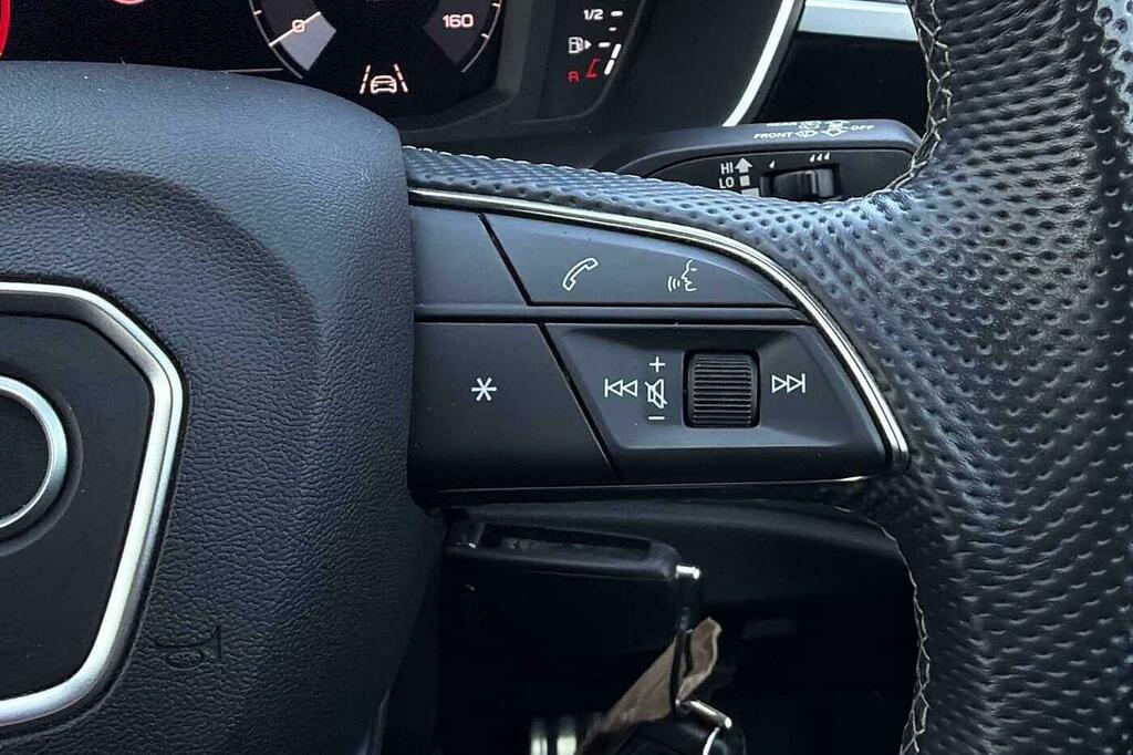 Audi Q3 Sport Black #33