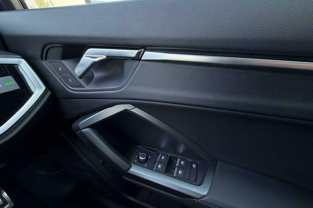 Audi Q3 Sport Black #11