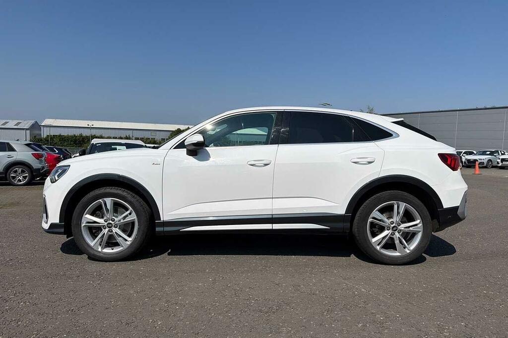 Audi Q3 Sport Black #15