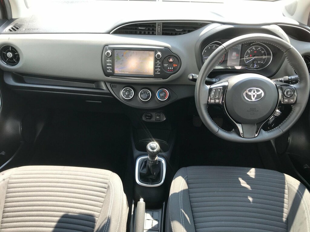 Toyota Yaris 1.5 Vvt-i Icon Tech Hatchback Eu ME19NNL Red #2