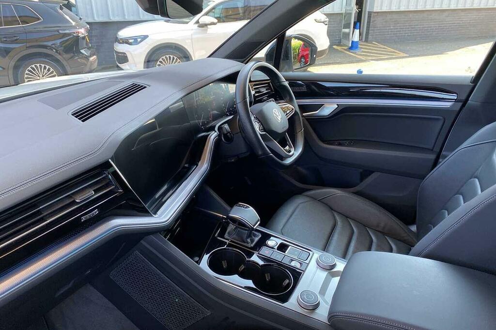Volkswagen Touareg 3.0 V6 Tdi 4Motion Black Edition White #2
