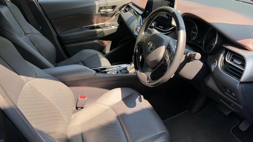 Toyota C-Hr Dynamic White #12