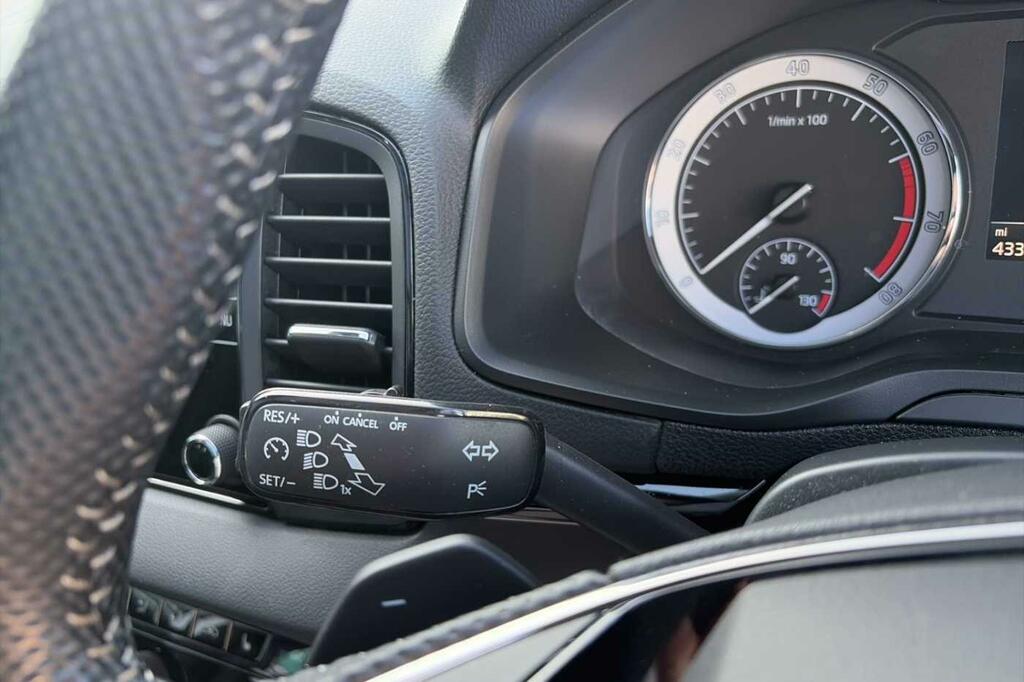 Skoda Karoq Suv White #18